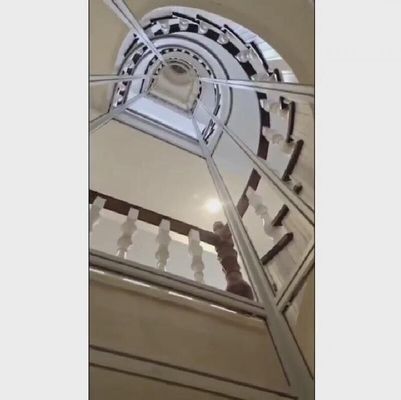 ลิฟท์ครึ่งวงกลมที่ประหยัดพื้นที่